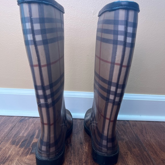 Authentic Burberry boots - Picture 2 of 5